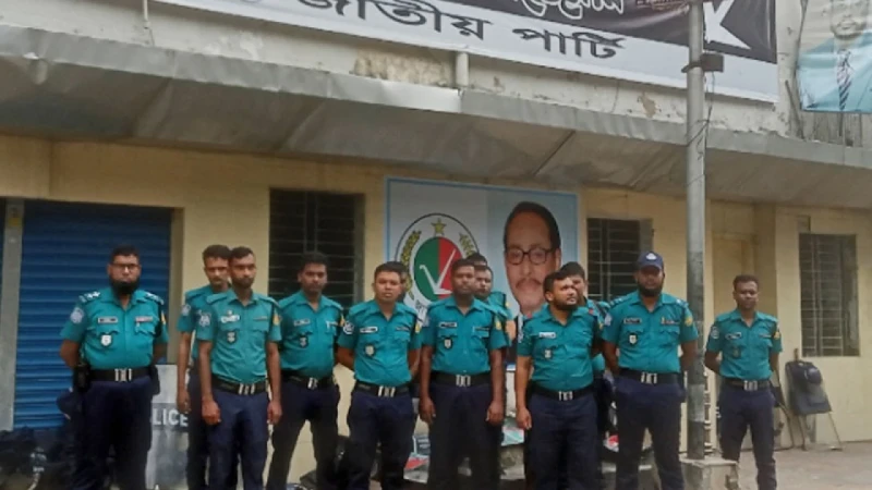 জাতীয় পার্টির কার্যালয় ঘিরে সতর্ক অবস্থানে পুলিশ