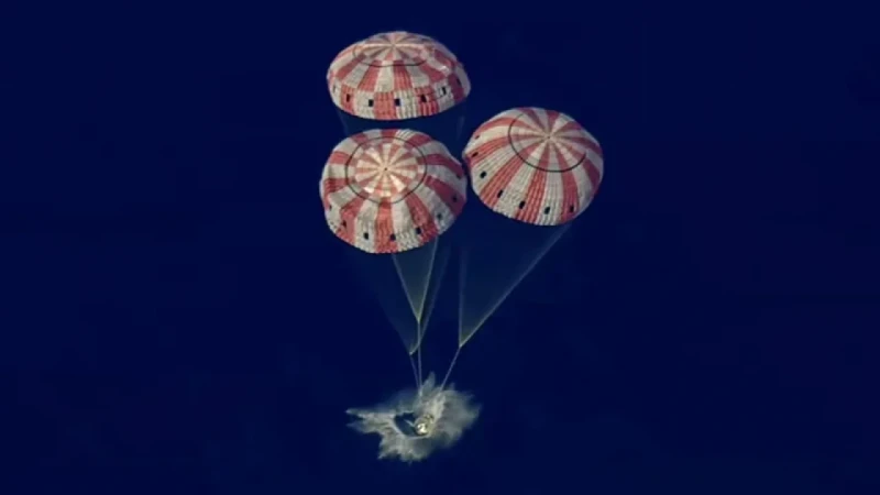 চন্দ্রাভিযান শেষে নিরাপদে পৃথিবীতে ফিরলেন নভোচারীরা